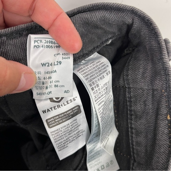 Levi's High Waisted Mom Jeans Relaxed Tapered Leg Dark Grey Women's Size 24 - Picture 7 of 8